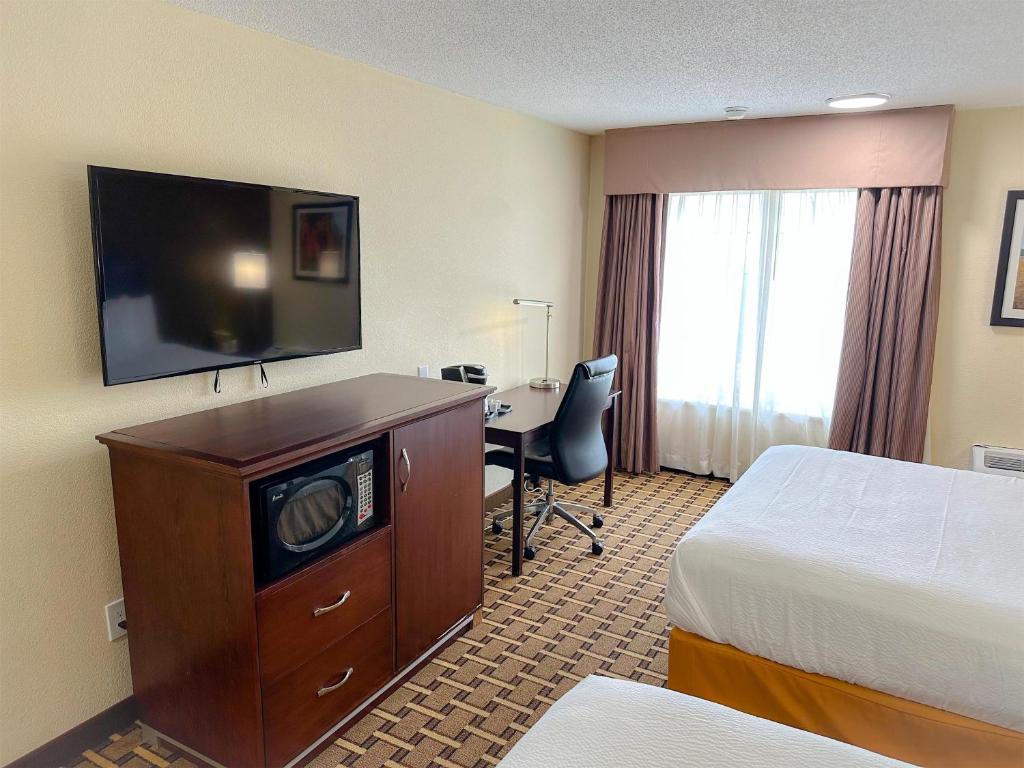 TV a/nebo společenská místnost v ubytování Sonesta Essential Hotels Overland Park
