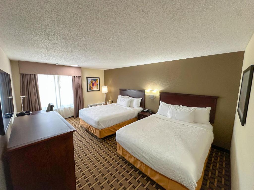 Postel nebo postele na pokoji v ubytování Sonesta Essential Hotels Overland Park