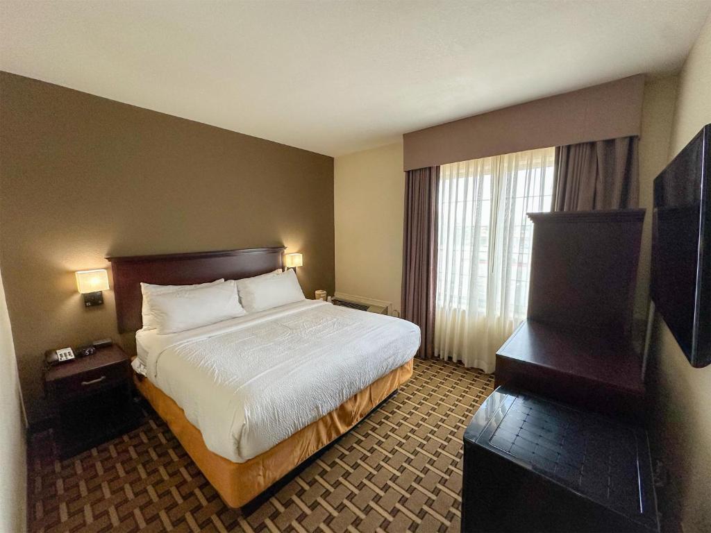 Postel nebo postele na pokoji v ubytování Sonesta Essential Hotels Overland Park