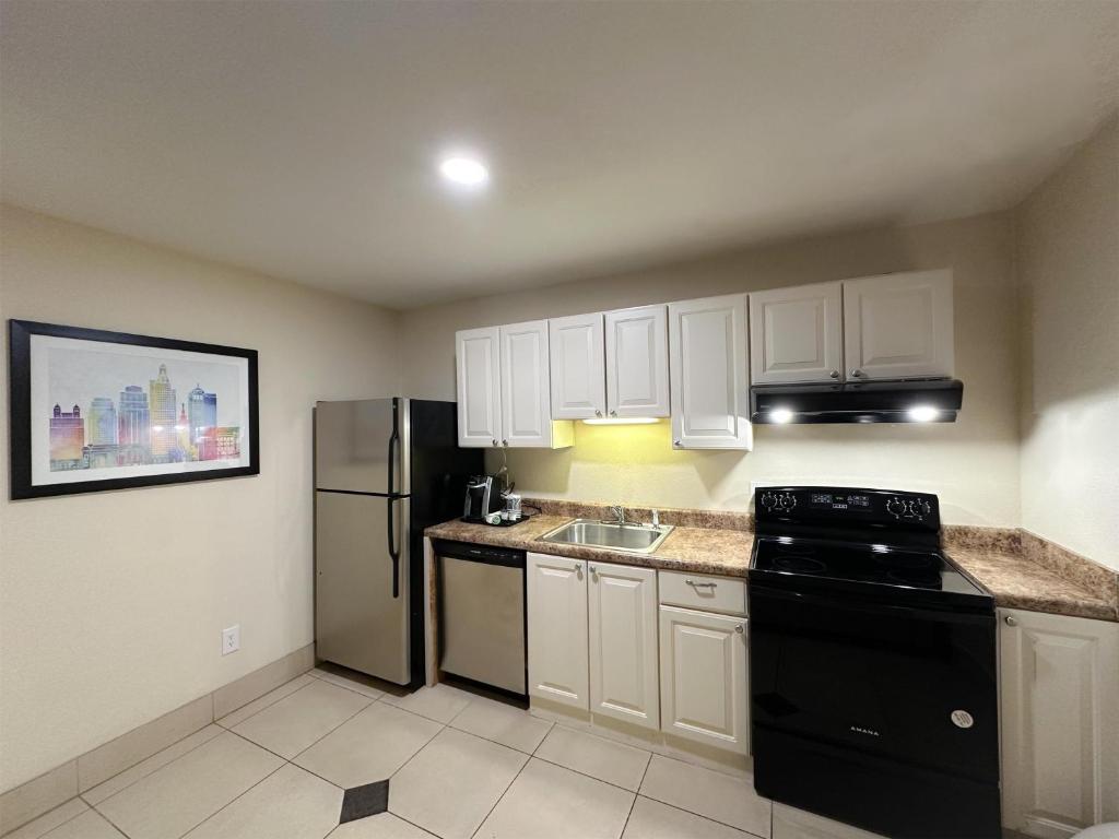 Kuchyň nebo kuchyňský kout v ubytování Sonesta Essential Hotels Overland Park