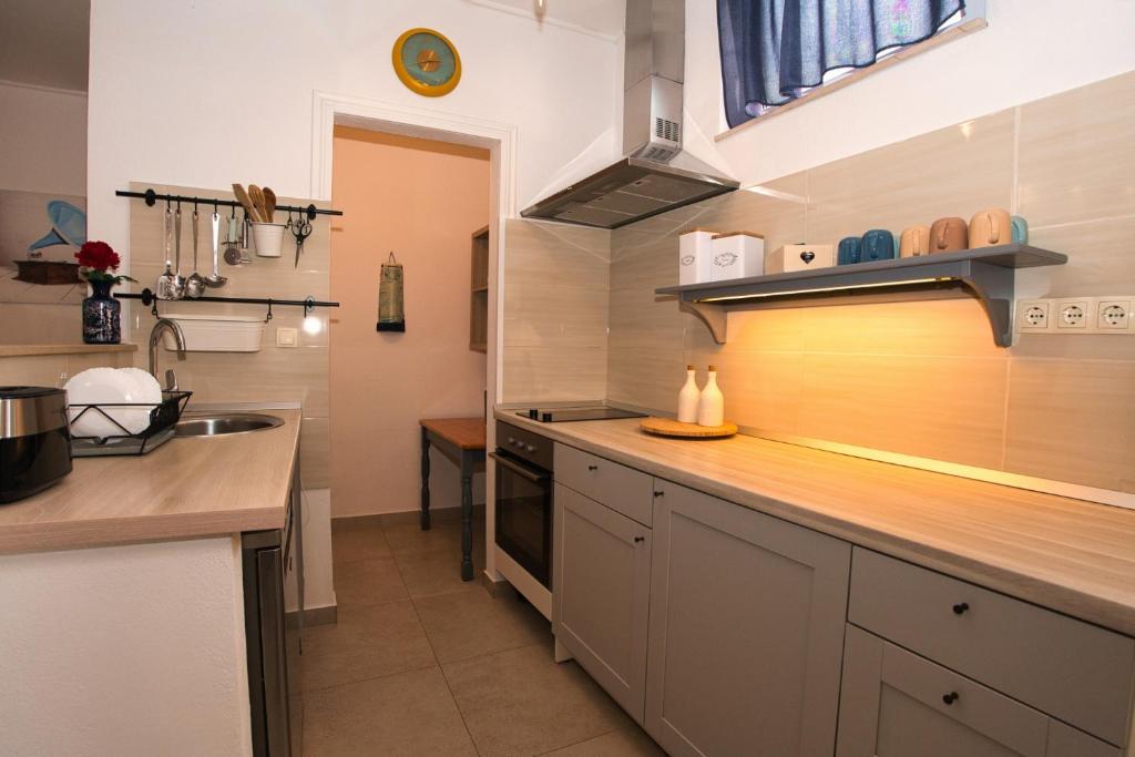 Kuchyňa alebo kuchynka v ubytovaní Šmuketa in Trogir Haus für 4-5 Personen
