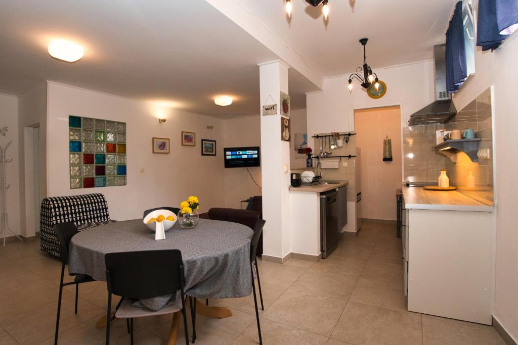 Kuchyňa alebo kuchynka v ubytovaní Šmuketa in Trogir Haus für 4-5 Personen