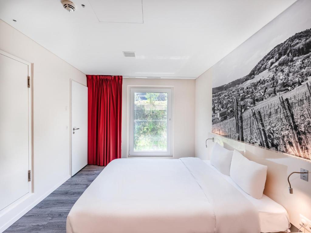 吕姆朗B&B HOTEL Zürich Airport的一间带大床和窗户的卧室