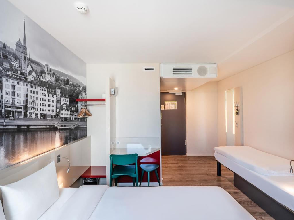 B&B HOTEL Zürich Airport客房内的一张或多张床位
