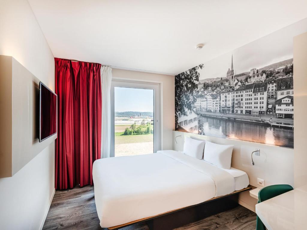 B&B HOTEL Zürich Airport客房内的一张或多张床位