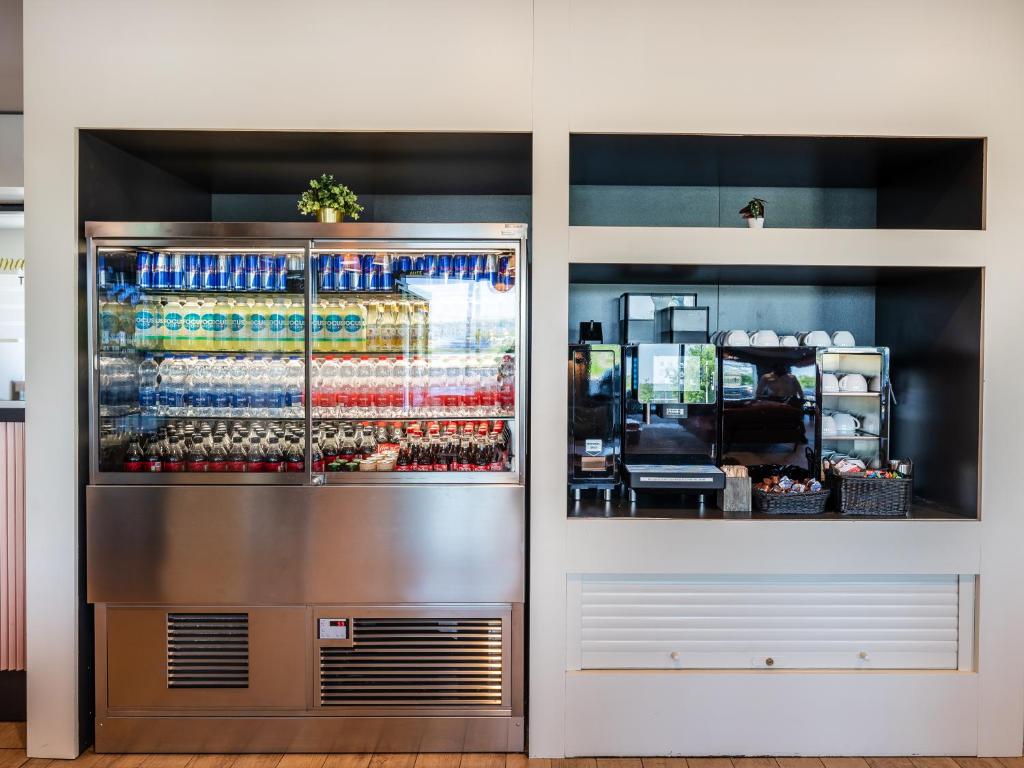 B&B HOTEL Zürich Airport酒廊或酒吧区