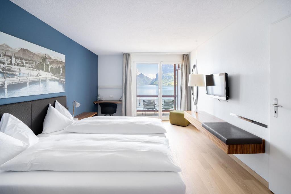 Postel nebo postele na pokoji v ubytování Seehotel Kastanienbaum