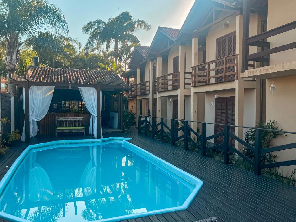 グアルダ・ド・エンバウーにあるPousada Dunas da guardaの中庭のスイミングプール