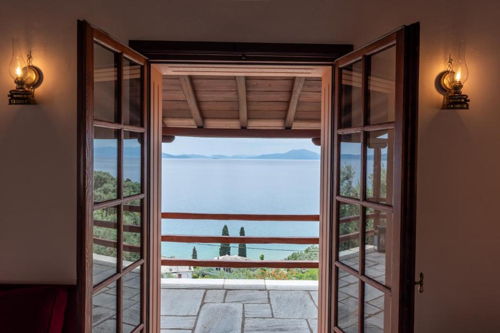 Zimmer mit einem Fenster und Meerblick in der Unterkunft The Wave Whisper in Volos