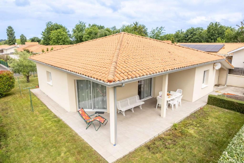 une vue aérienne d'une maison avec un patio dans l'établissement Maison 3 chambres Biscarrosse Bourg proche centre ville, à Biscarrosse