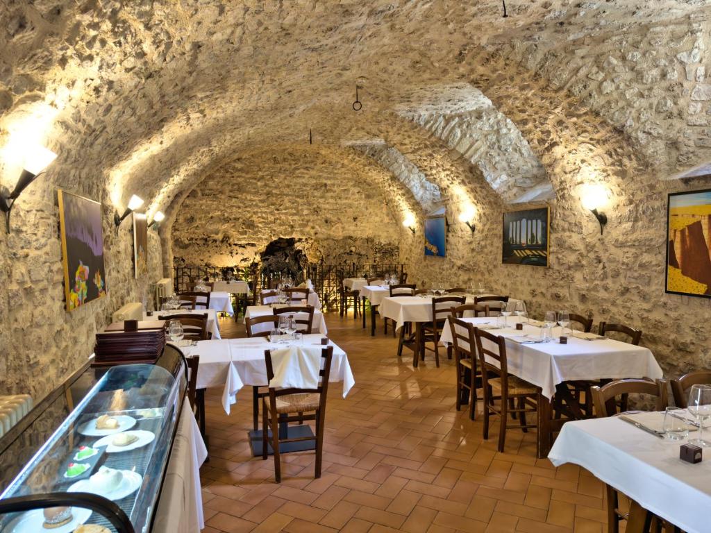 Restaurace v ubytování Abbazia dei Santi Felice e Mauro