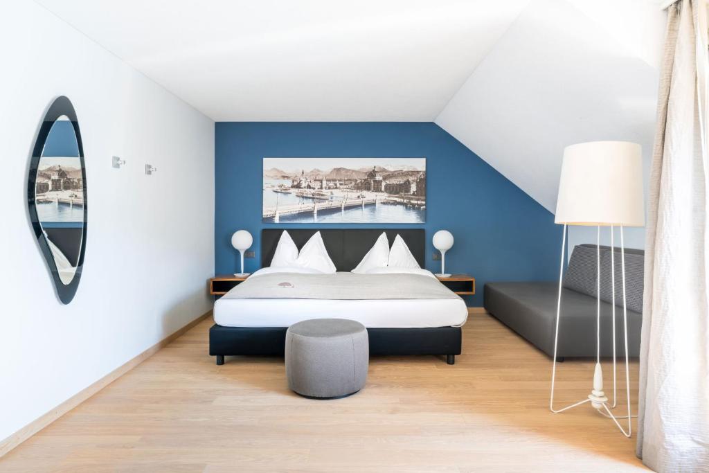 Postel nebo postele na pokoji v ubytování Seehotel Kastanienbaum