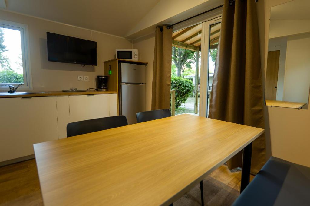 Kuchyň nebo kuchyňský kout v ubytování Camping les Avignon - la Laune