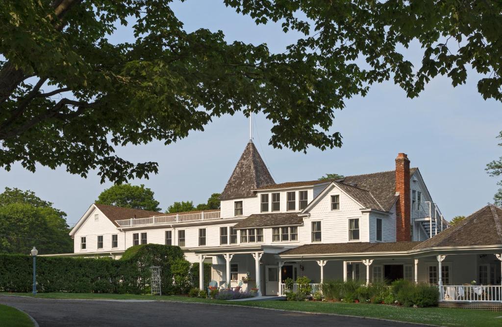 uma grande casa branca com uma torre em Shelter Island House em Shelter Island Heights