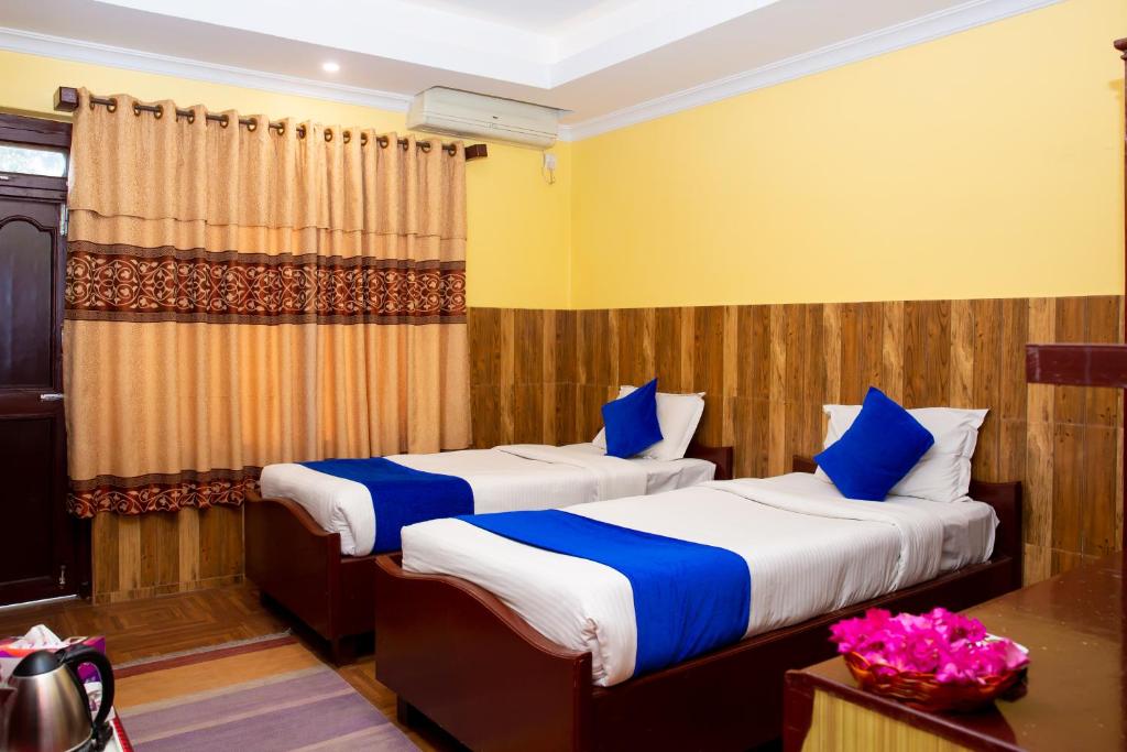 Giường trong phòng chung tại Tuki Resort Pokhara