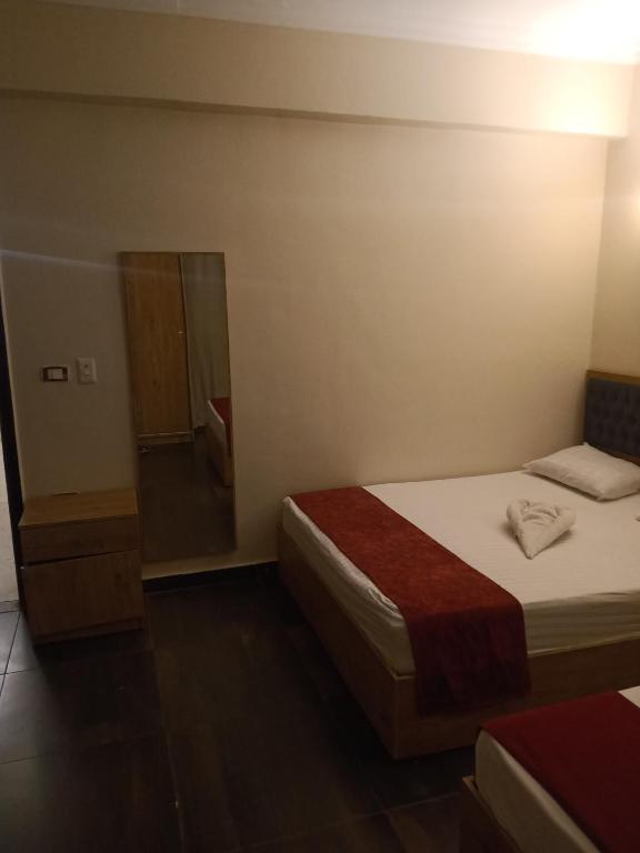Postel nebo postele na pokoji v ubytování Town View Hotel