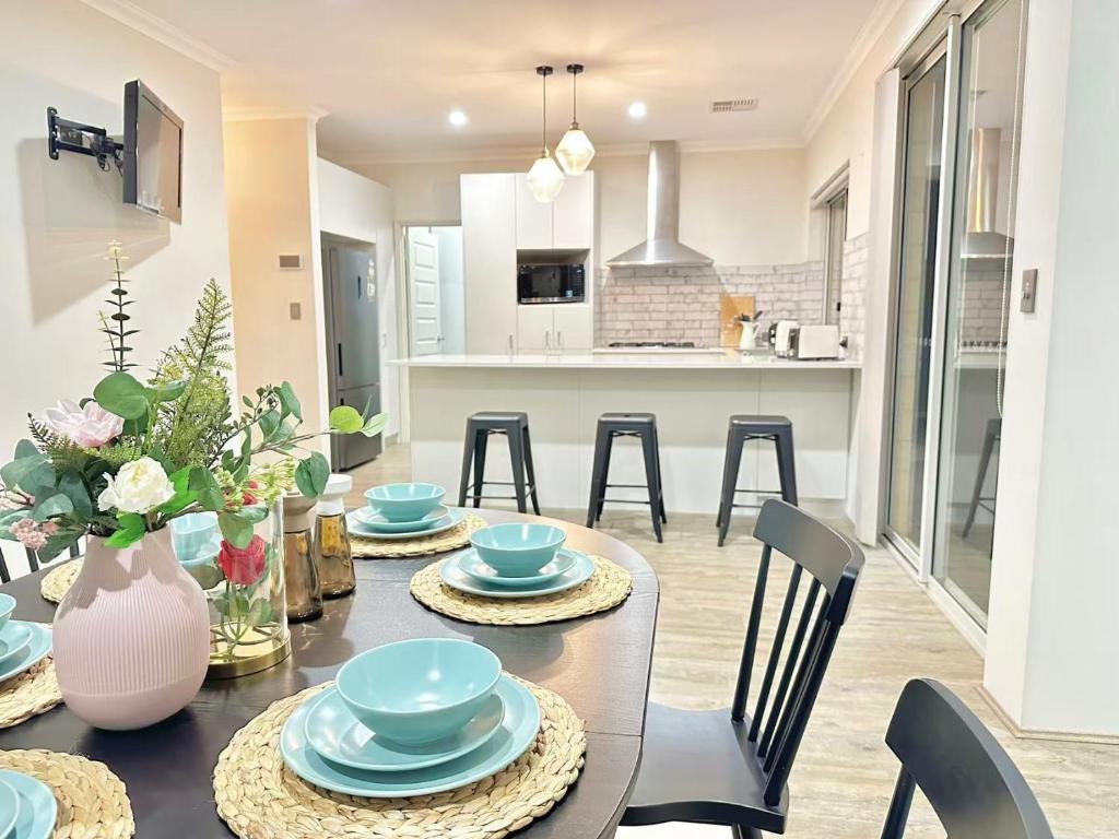 Kuchyň nebo kuchyňský kout v ubytování Central Vic Park Gem - Walk to Food Strip and More