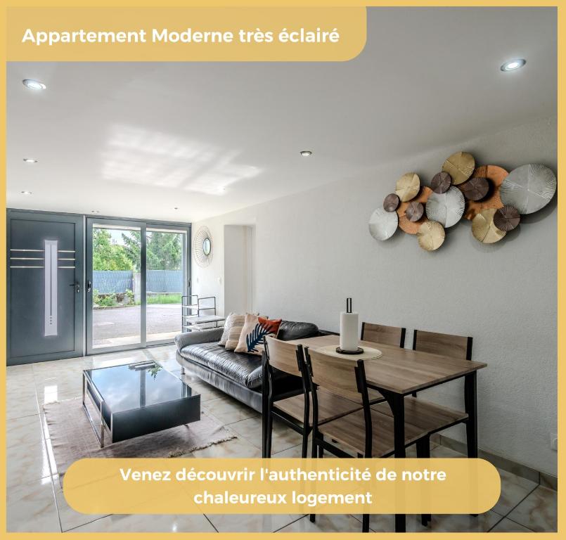 un salon avec une table et un canapé dans l'établissement La Colline I T3 I Vétraz-Monthoux, à Vétraz-Monthoux