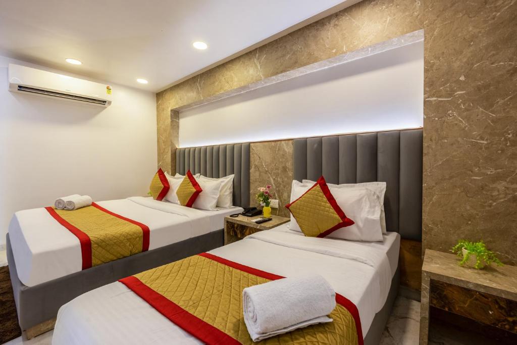 Postel nebo postele na pokoji v ubytování Hotel All In Homes - New Delhi Railway station- Paharganj