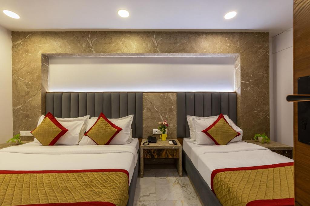 Postel nebo postele na pokoji v ubytování Hotel All In Homes - New Delhi Railway station- Paharganj