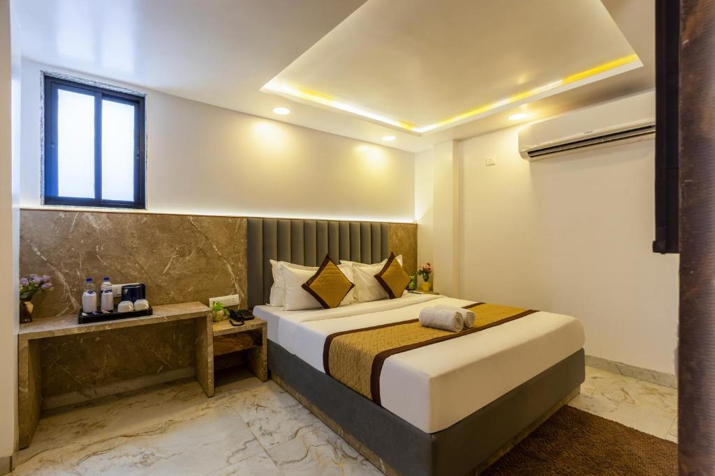 Postel nebo postele na pokoji v ubytování Hotel All In Homes - New Delhi Railway station- Paharganj