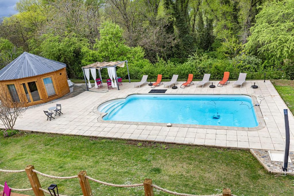 Douceur des Mées - Quadruple Room With Shared Bathroom