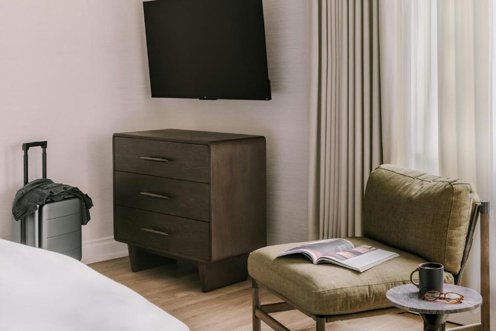 TV a/nebo společenská místnost v ubytování The Sunset Hotel West End, Sonder by Marriott Bonvoy