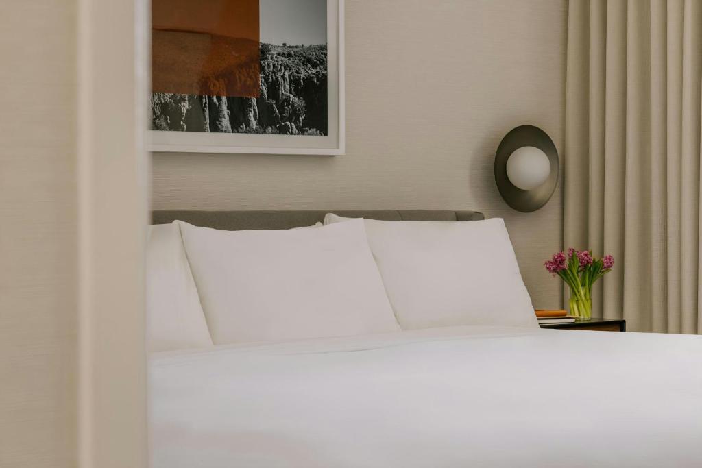 Postel nebo postele na pokoji v ubytování The Sunset Hotel West End, Sonder by Marriott Bonvoy