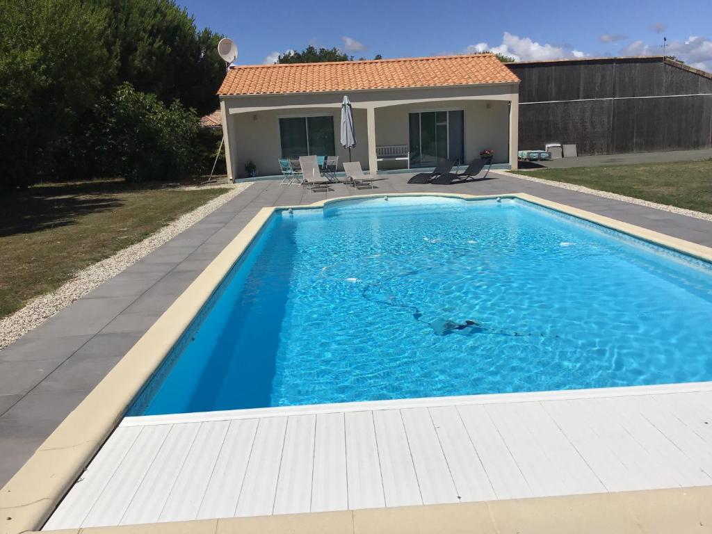 Piscina de la sau aproape de La petite girardiere