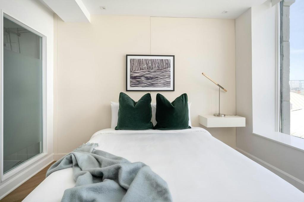 Postel nebo postele na pokoji v ubytování Sonder by Marriott Bonvoy La Galerie