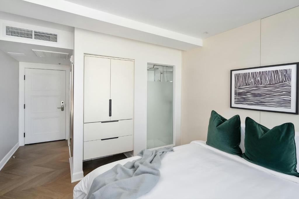 Postel nebo postele na pokoji v ubytování Sonder by Marriott Bonvoy La Galerie