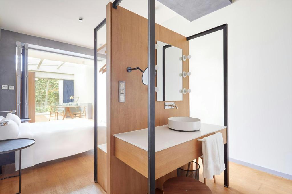 Postel nebo postele na pokoji v ubytování Le Palacete Hotel Gracia District, Sonder by Marriott Bonvoy