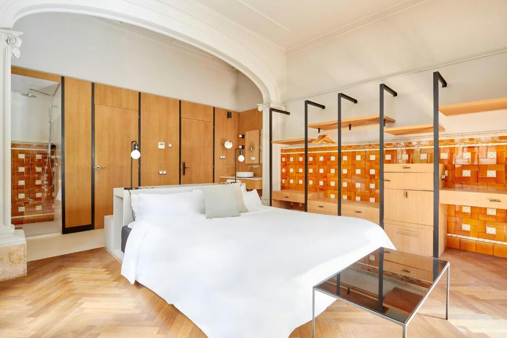 Postel nebo postele na pokoji v ubytování Le Palacete Hotel Gracia District, Sonder by Marriott Bonvoy