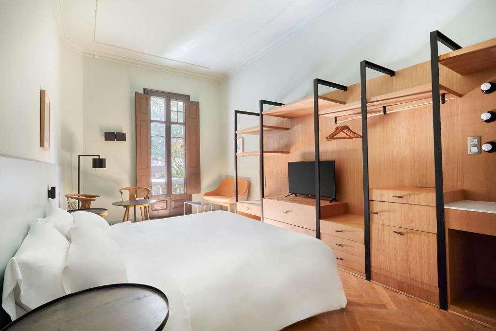 Postel nebo postele na pokoji v ubytování Le Palacete Hotel Gracia District, Sonder by Marriott Bonvoy