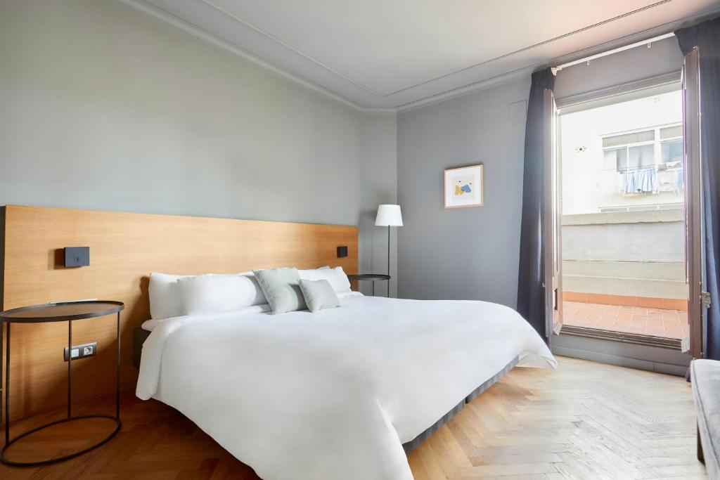 Postel nebo postele na pokoji v ubytování Le Palacete Hotel Gracia District, Sonder by Marriott Bonvoy