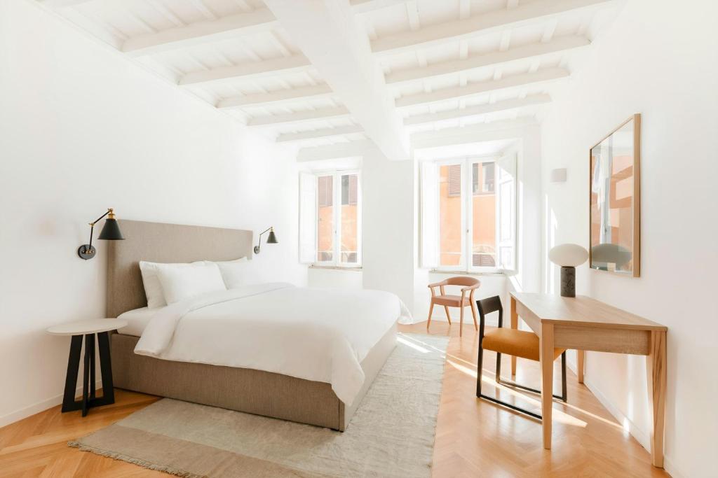 Ένα ή περισσότερα κρεβάτια σε δωμάτιο στο Sonder by Marriott Bonvoy Palazzo Taverna Apartments Piazza Navona