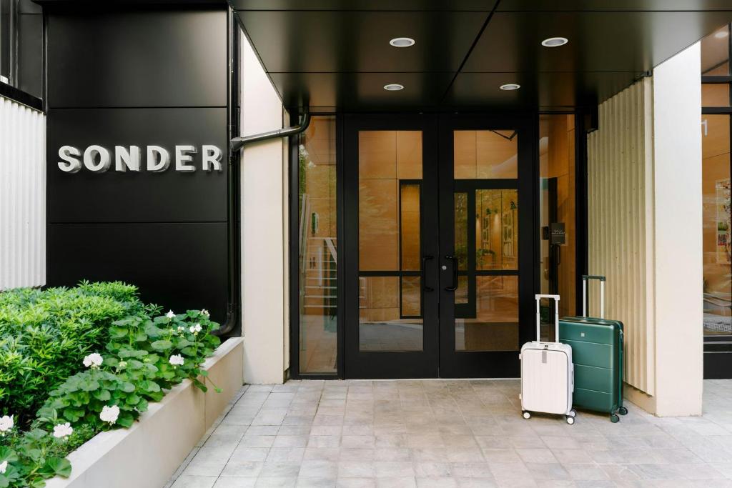 Sonder by Marriott Bonvoy Revival Apartments English Bay - Resim 1