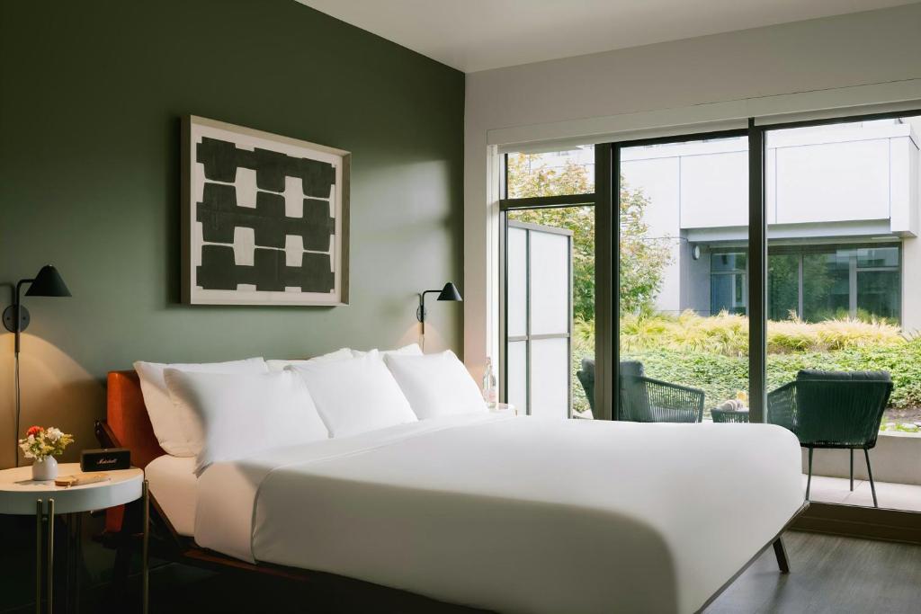 Sonder by Marriott Bonvoy Revival Apartments English Bay - Resim 18