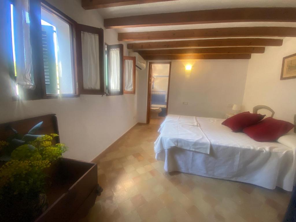 A bed or beds in a room at Rural Charm villa and Outdoor Adventure Agritourism Apartment with Private Mountain Path approximately 5 minutes walking from the beach Ideal for relaxation