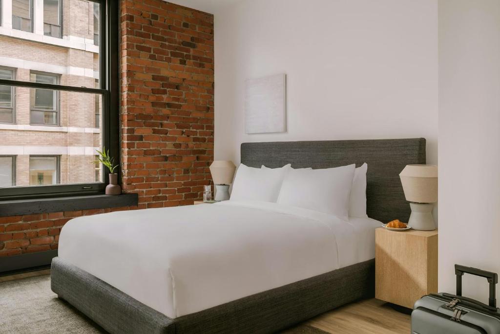 Postel nebo postele na pokoji v ubytování Sonder by Marriott Bonvoy Apollon Apartments Old Montreal