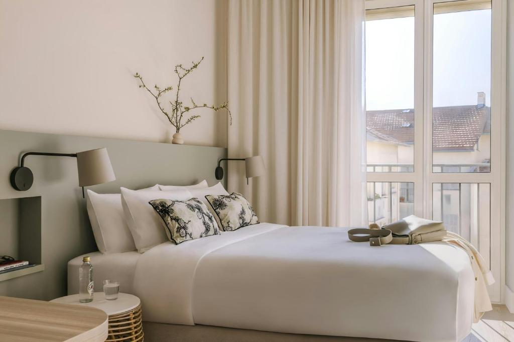 Postel nebo postele na pokoji v ubytování Yelo Mozart Hotel Les Musiciens, Sonder by Marriott Bonvoy