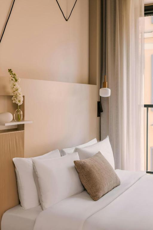 Postel nebo postele na pokoji v ubytování Yelo Jean Médecin Hotel, Sonder by Marriott Bonvoy