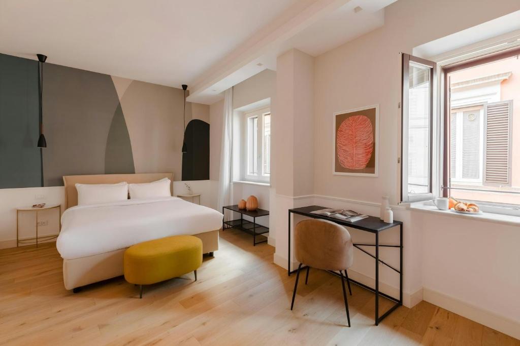 Un dormitorio con una cama y un escritorio y una ventana. en Sonder by Marriott Bonvoy Antinoo Apartments Piazza del Parlamento, en Roma