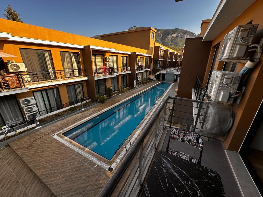 ein Bild eines Swimmingpools in einem Hotel in der Unterkunft Kyrenia Kavanlar life village 2 bedroom swimming pool in Kyrenia