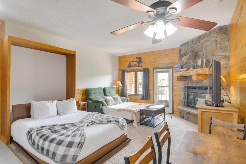 格兰比2 Mi to Granby Ranch Mtn Condo with Hot Tub!的一间带床的卧室和一间客厅