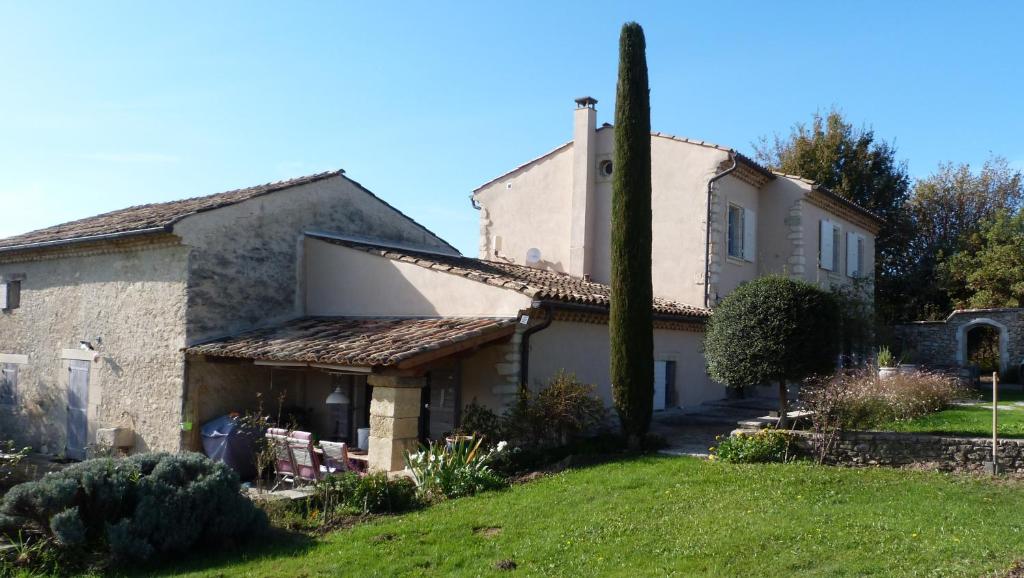 une vieille maison avec un arbre dans la cour dans l'établissement Mas Des Treilles Gîte 'Côté Campagne', à Mane
