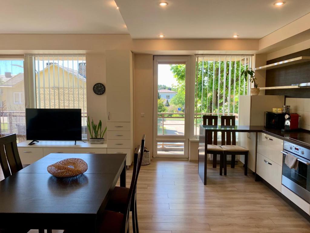 Η κουζίνα ή μικρή κουζίνα στο Sunny Lotus Apartamentai
