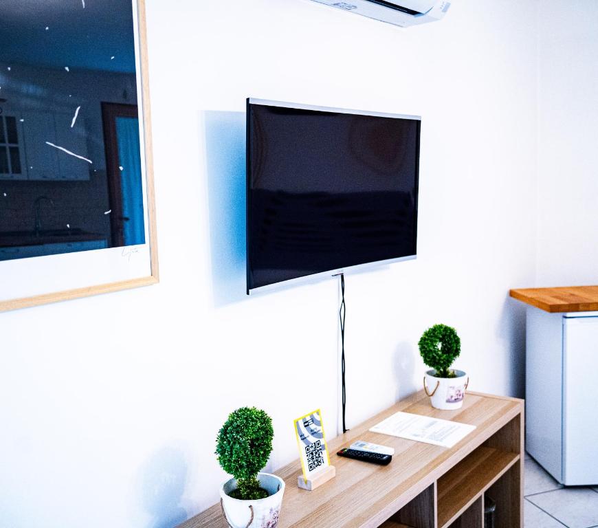 Televízia a/alebo spoločenská miestnosť v ubytovaní Come a casa