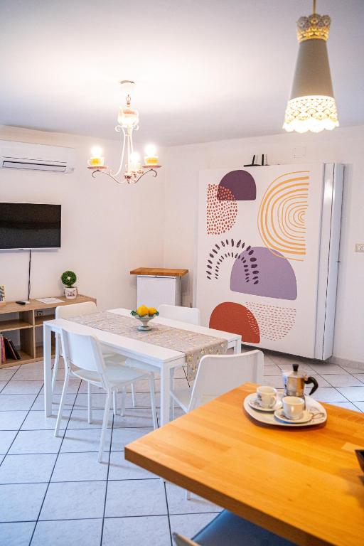 Televízia a/alebo spoločenská miestnosť v ubytovaní Come a casa