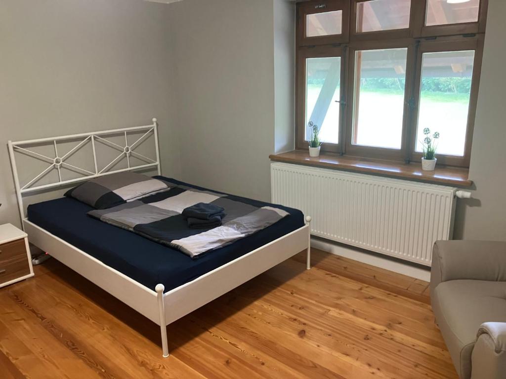 una camera con letto, finestra e divano di 4 Schlafzimmer Apartment a Neustadt